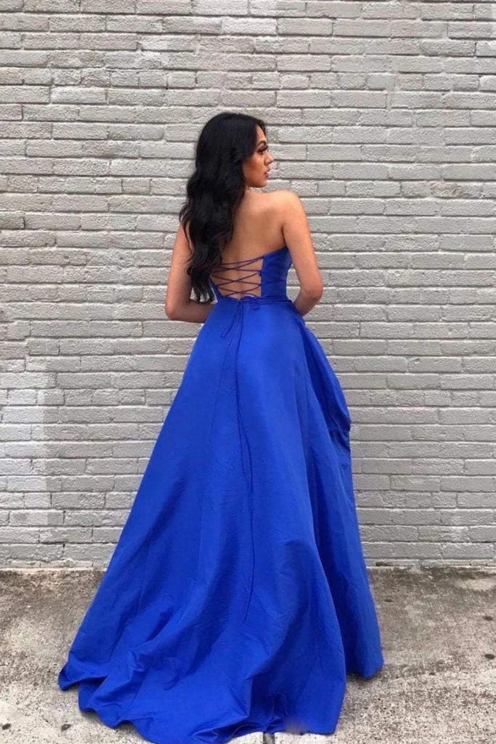 Vestido de fiesta largo azul real con escote en forma de corazón y abertura